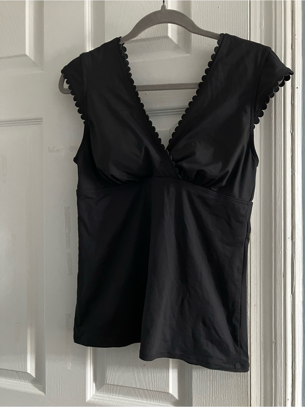 Lands' End Black Scalloped V-Neck swim top🩱🏊‍♀️